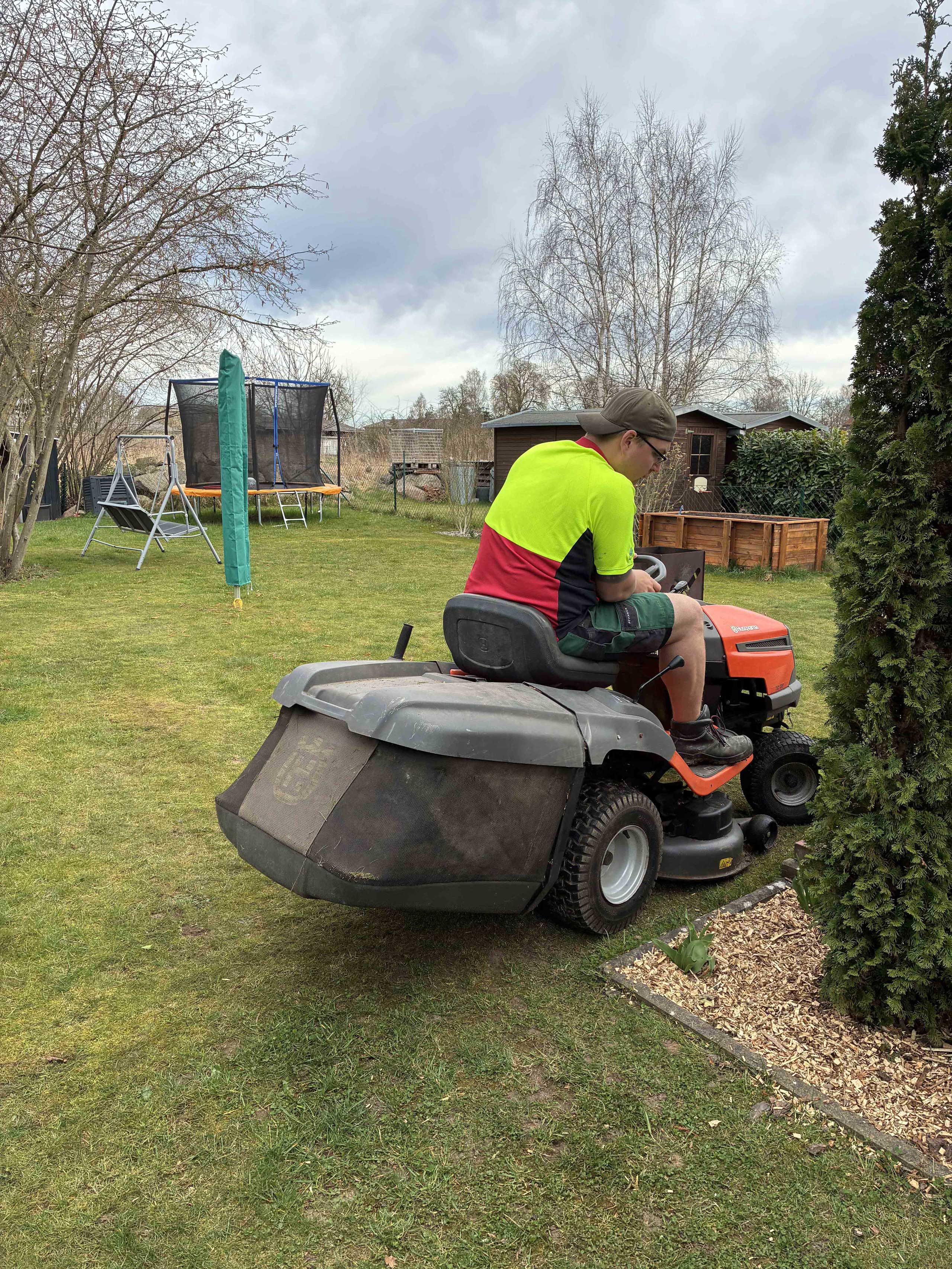 Aufsitzrasenmäher bei der Arbeit